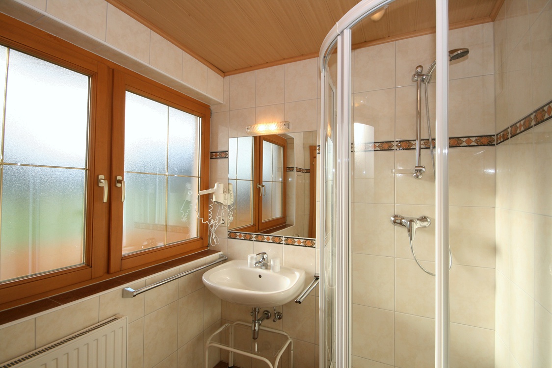 Badezimmer natursteinplatten: luxurioese baeder mit naturstein ...