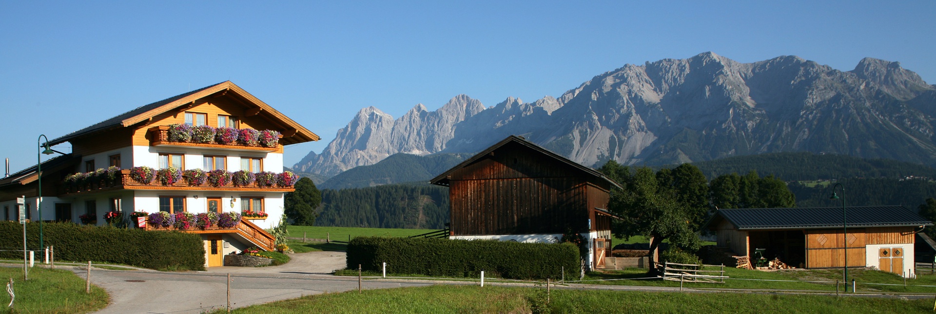 Stürzerhof mit Dachstein